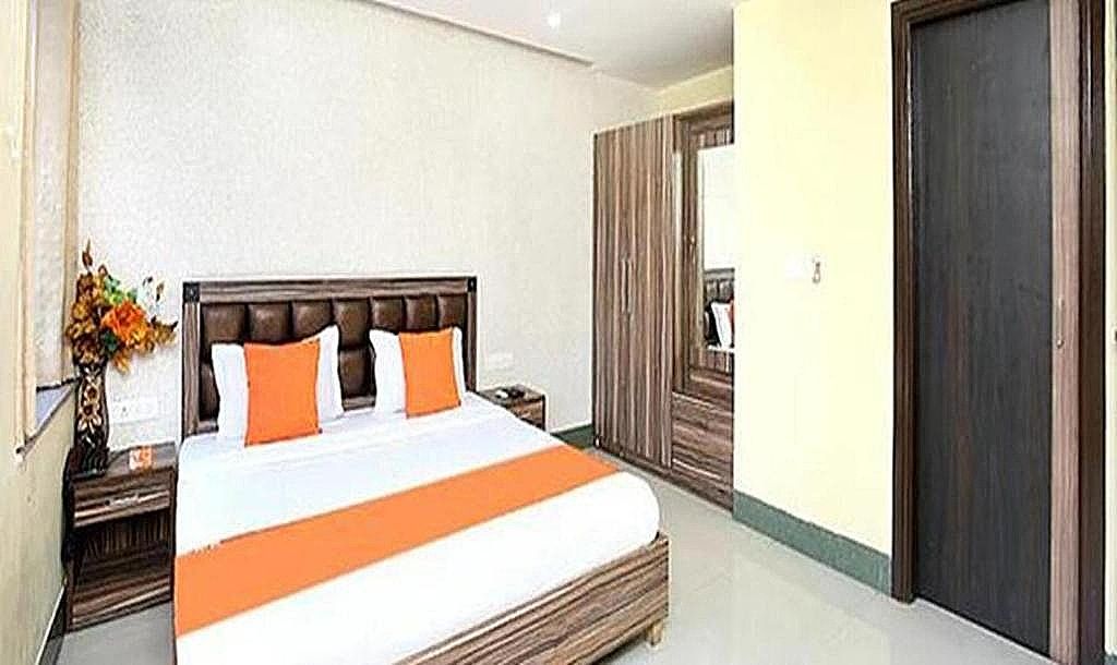 FabHotel Greenwood Xpress Inn Deluxe Room 4