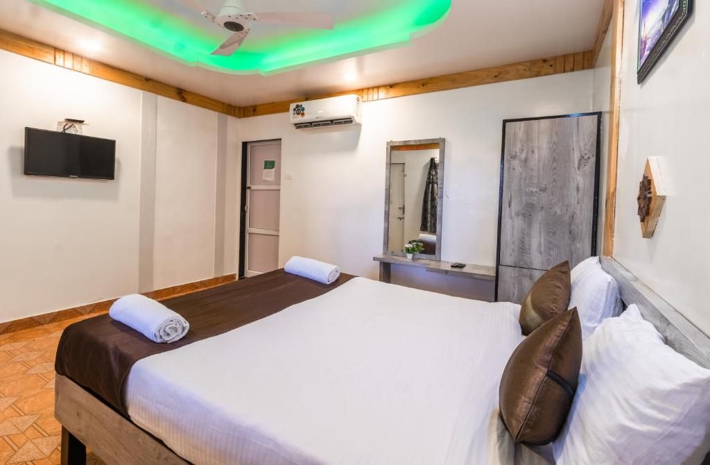 Saga Resort Deluxe Double Room 4