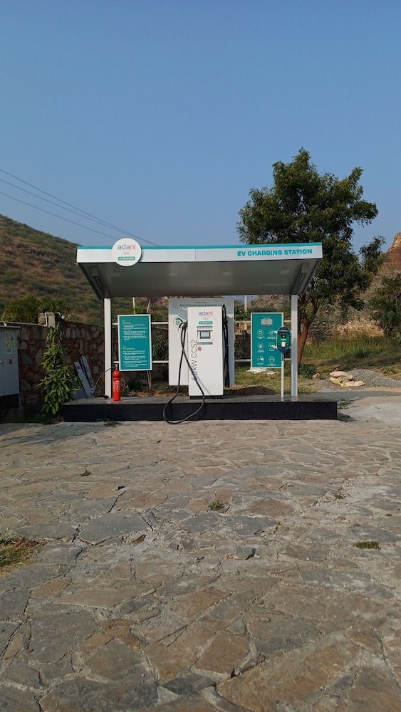 Electric vehicle charging station