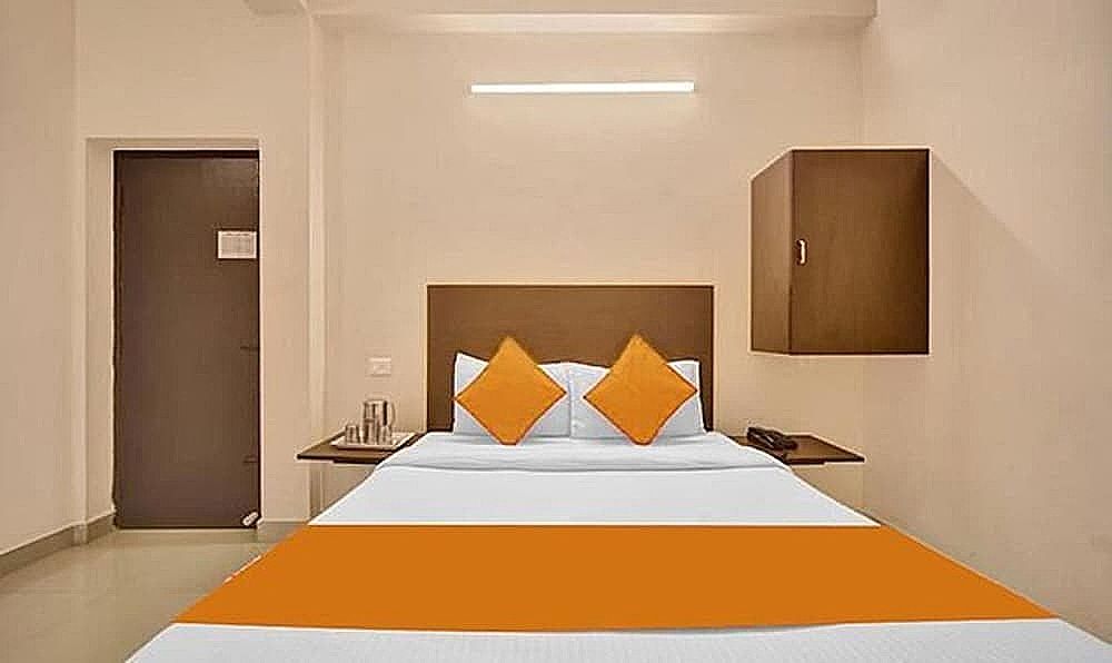 FabExpress Joel Inn Deluxe Room 7