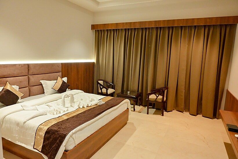 DELUXE ROOM