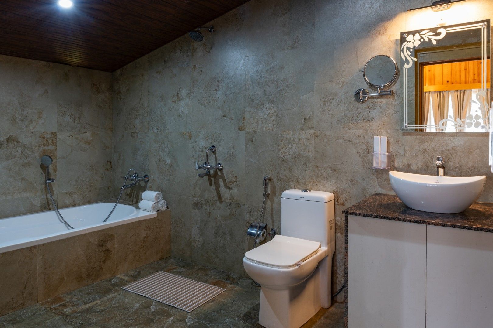 Mountain View Tree House with Balcony