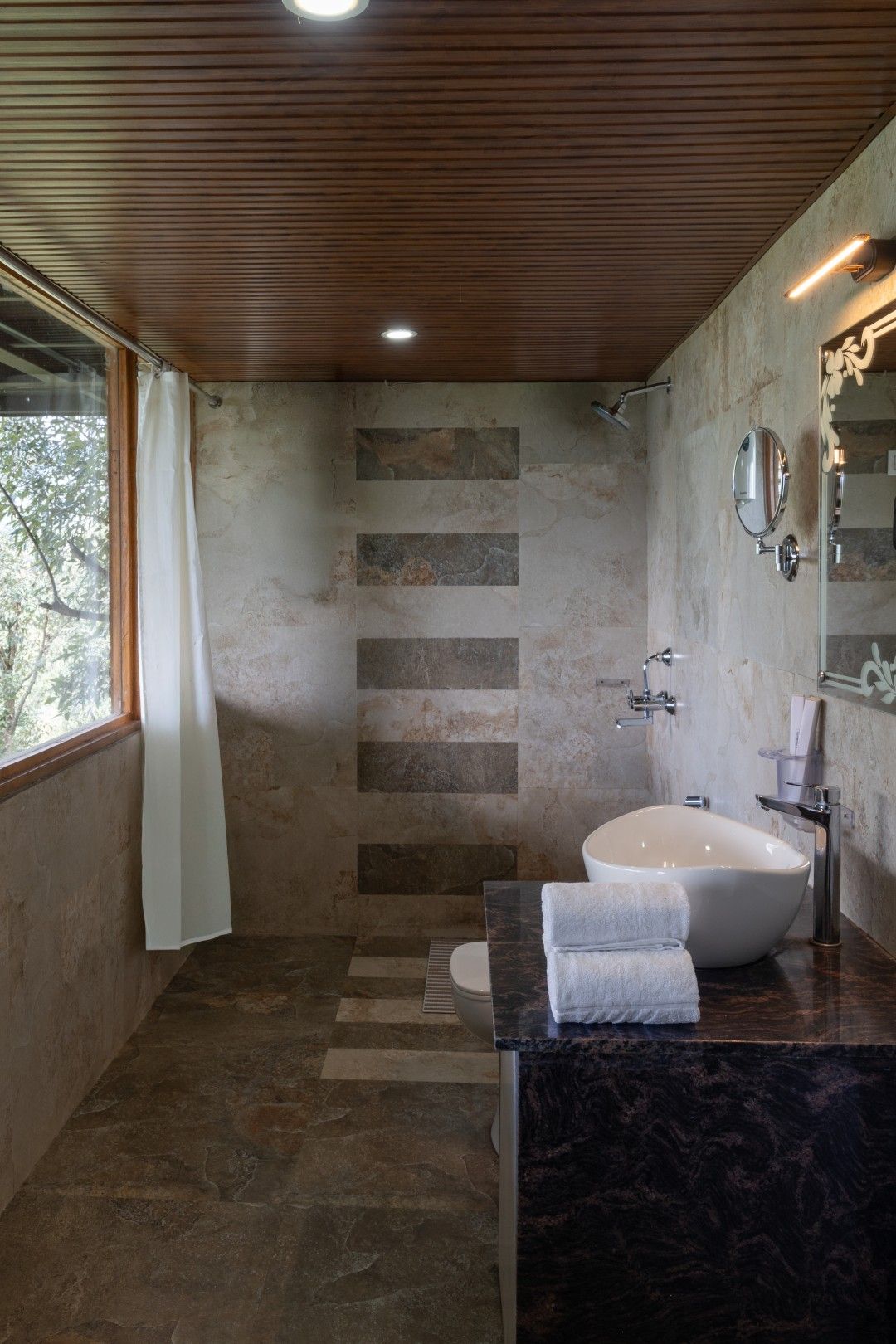 Mountain View Tree House with Balcony