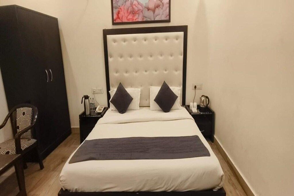 undefined Dee Fellow 3