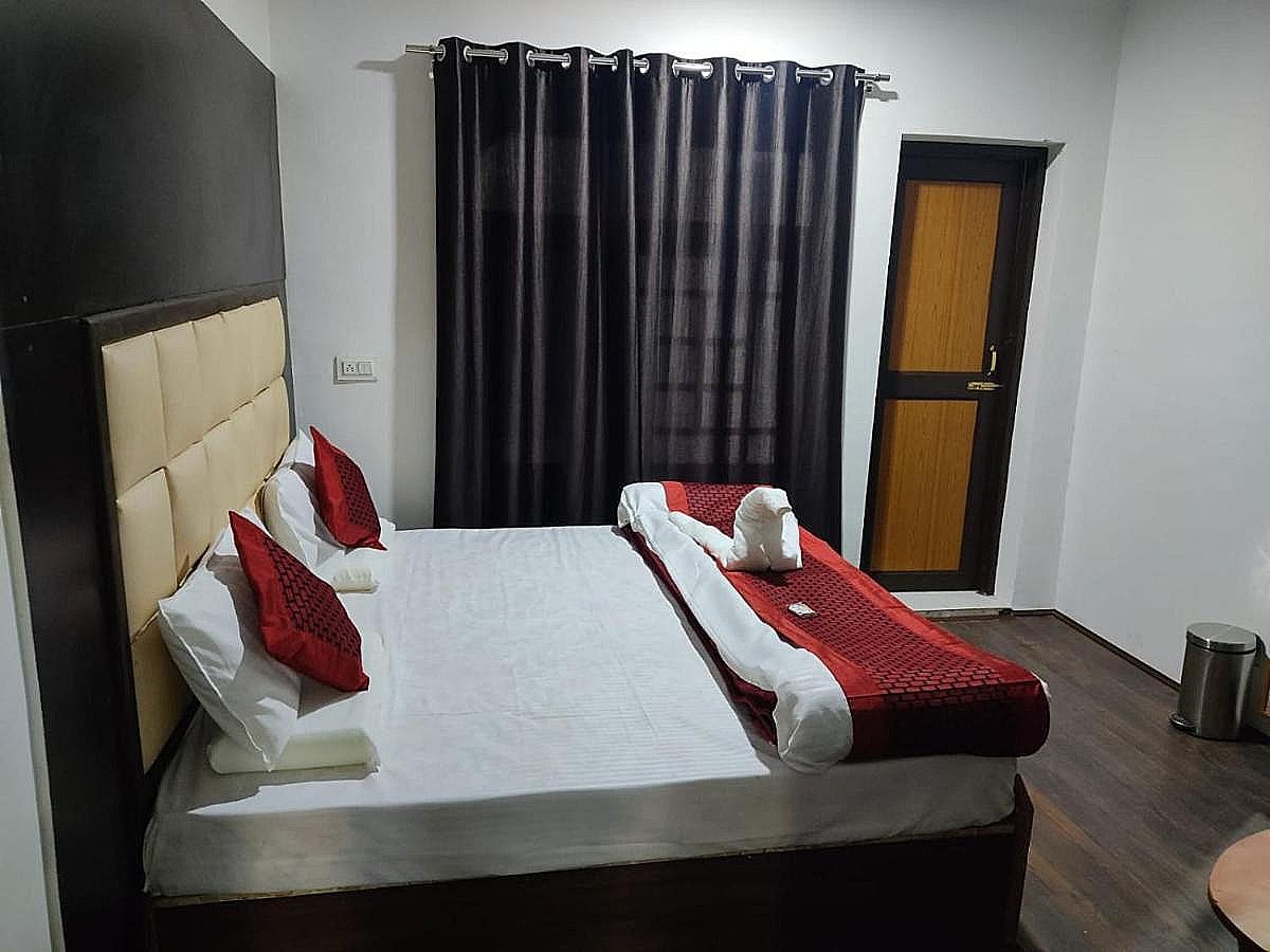 undefined Hotel Silver Inn 8