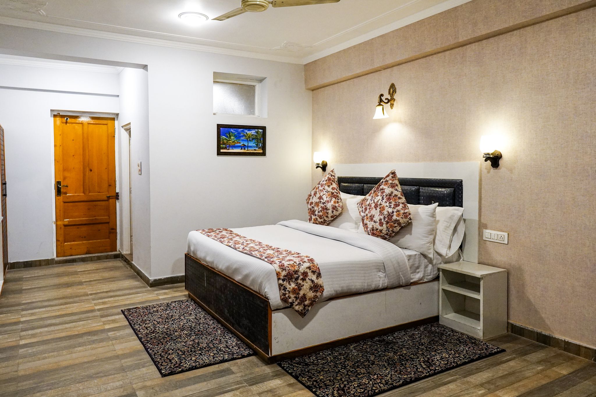  Click Sunburry Hotel Srinagar Deluxe Room 4