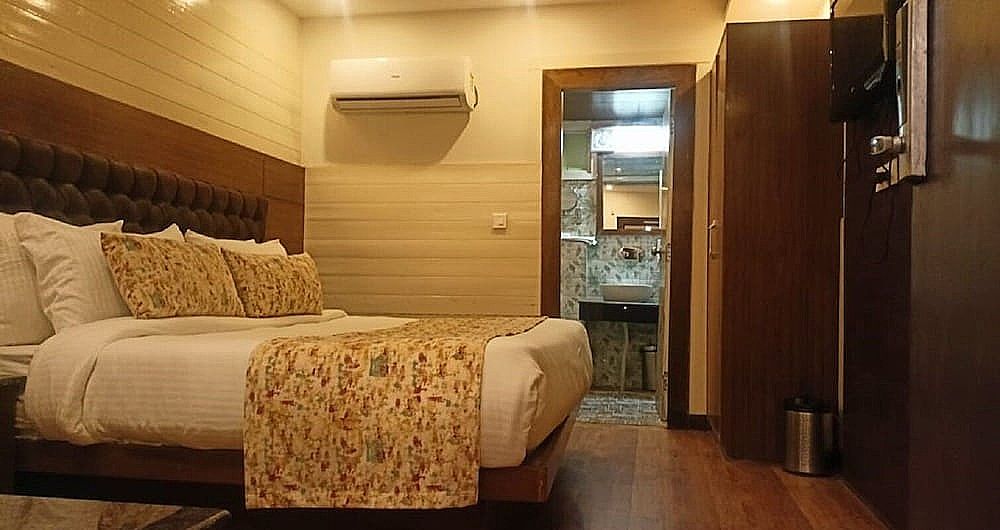 Yashshree Mussoorie Mall Road Deluxe Room 7