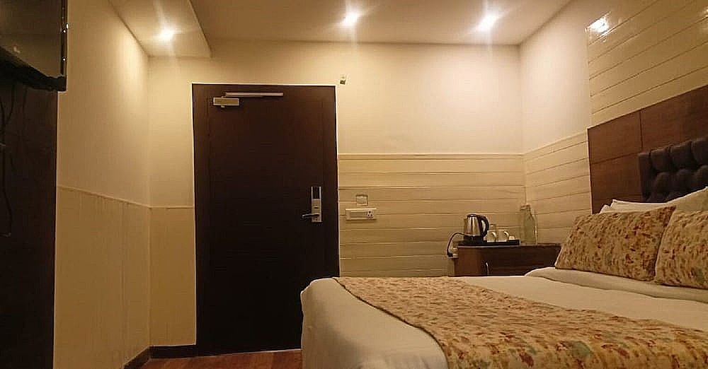Yashshree Mussoorie Mall Road Deluxe Room 3