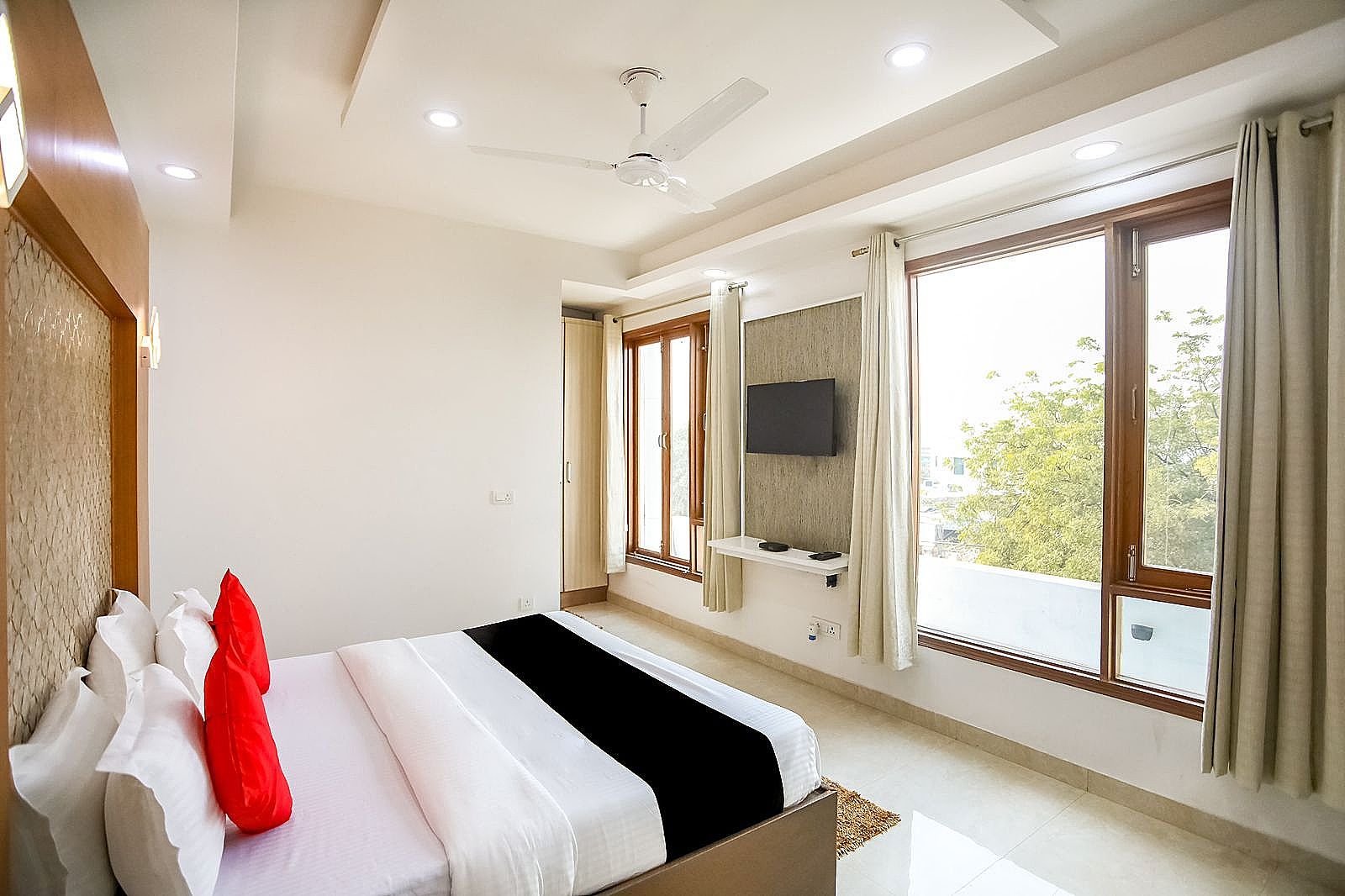 Zen Inn A Luxury Hotel Deluxe Double Room 3