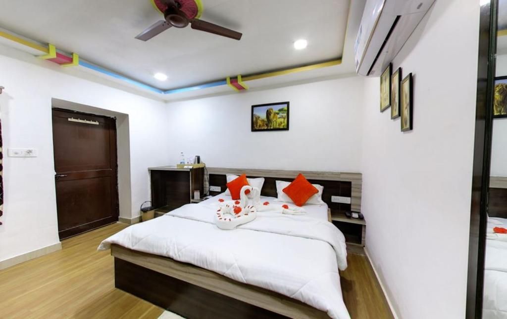 KAUSHAL HILLTOP RESORT and VILLA Deluxe Room 4
