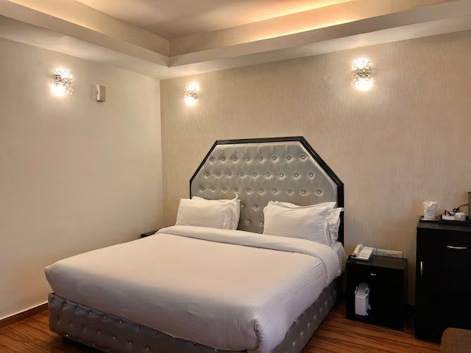 Royal Court by Vikalp Luxury Ac Room With Balcony
