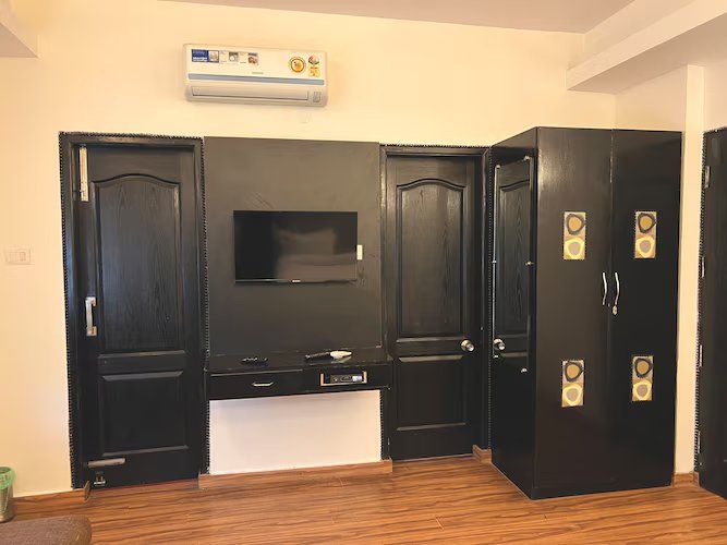 Royal Court by Vikalp Luxury Ac Room With Balcony 5