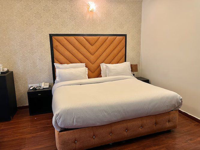 Royal Court by Vikalp Luxury Ac Room With Balcony 3