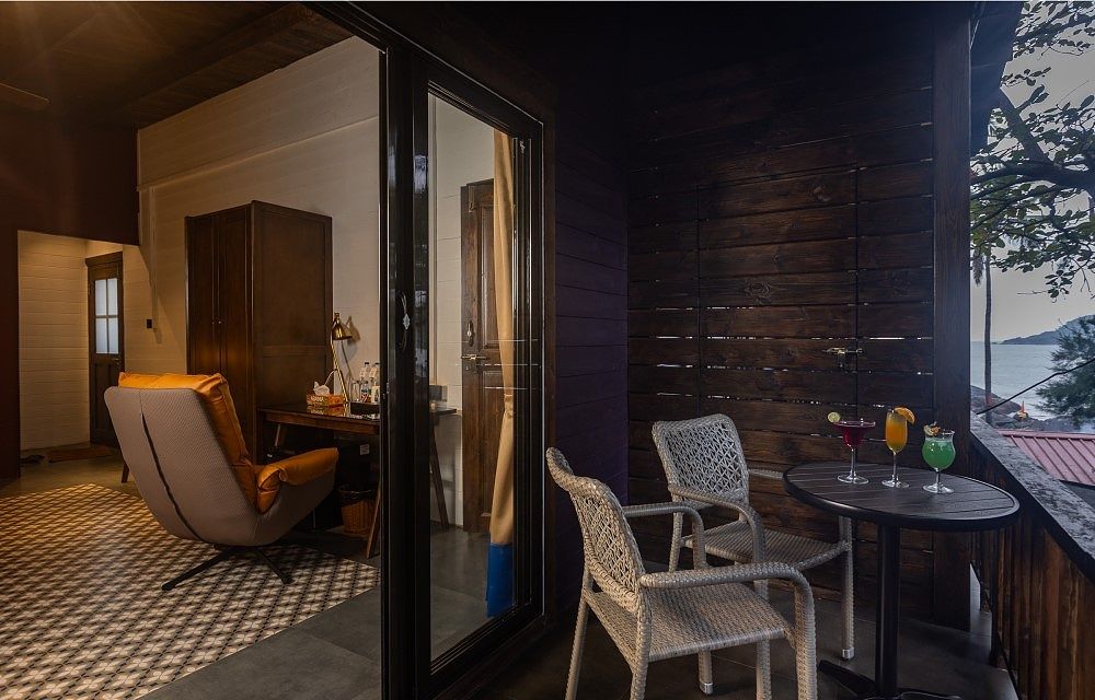 The Ark Comforts Grace 6