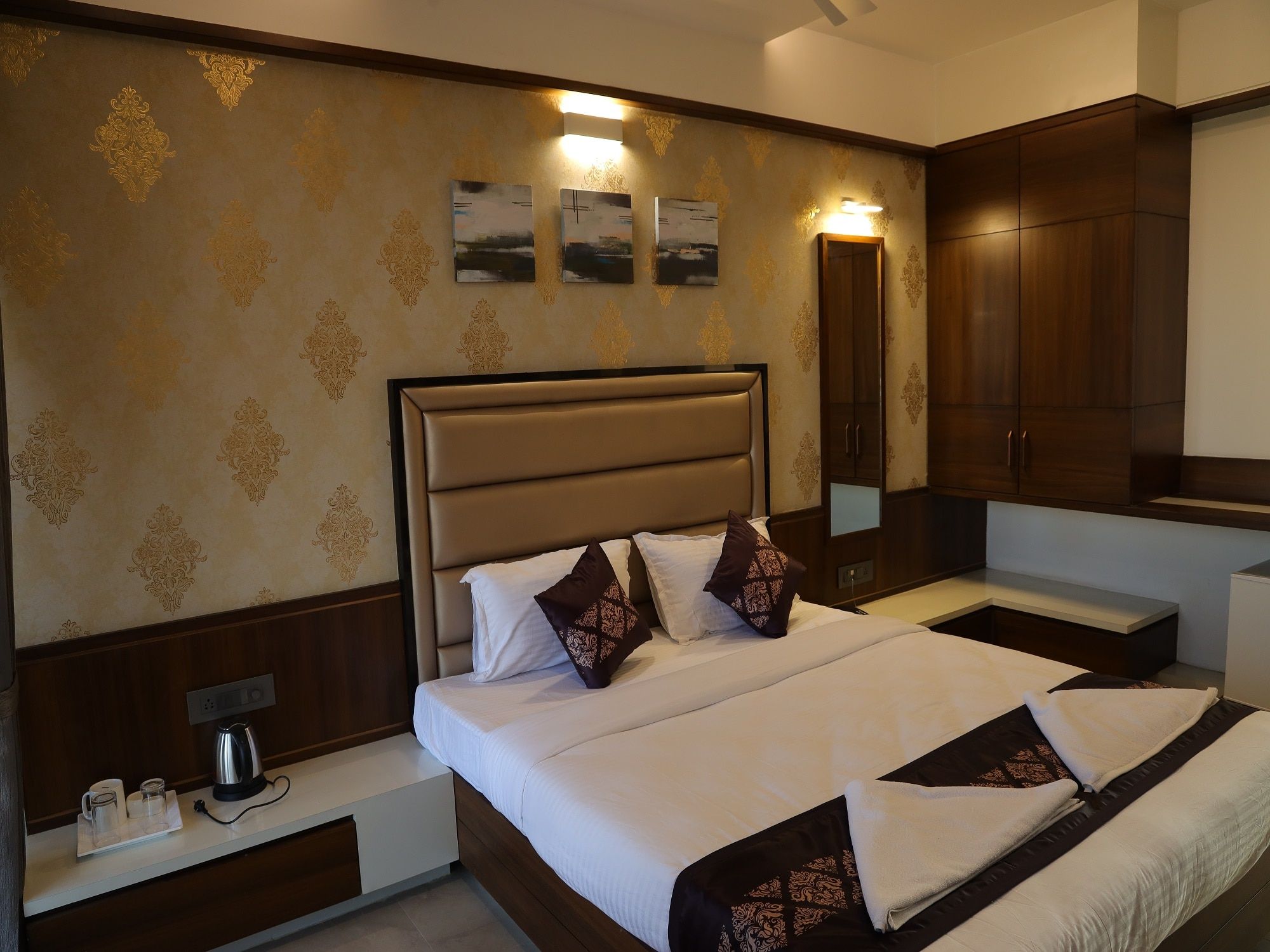 Blisss Hotel, Kolhapur Deluxe AC Room 2