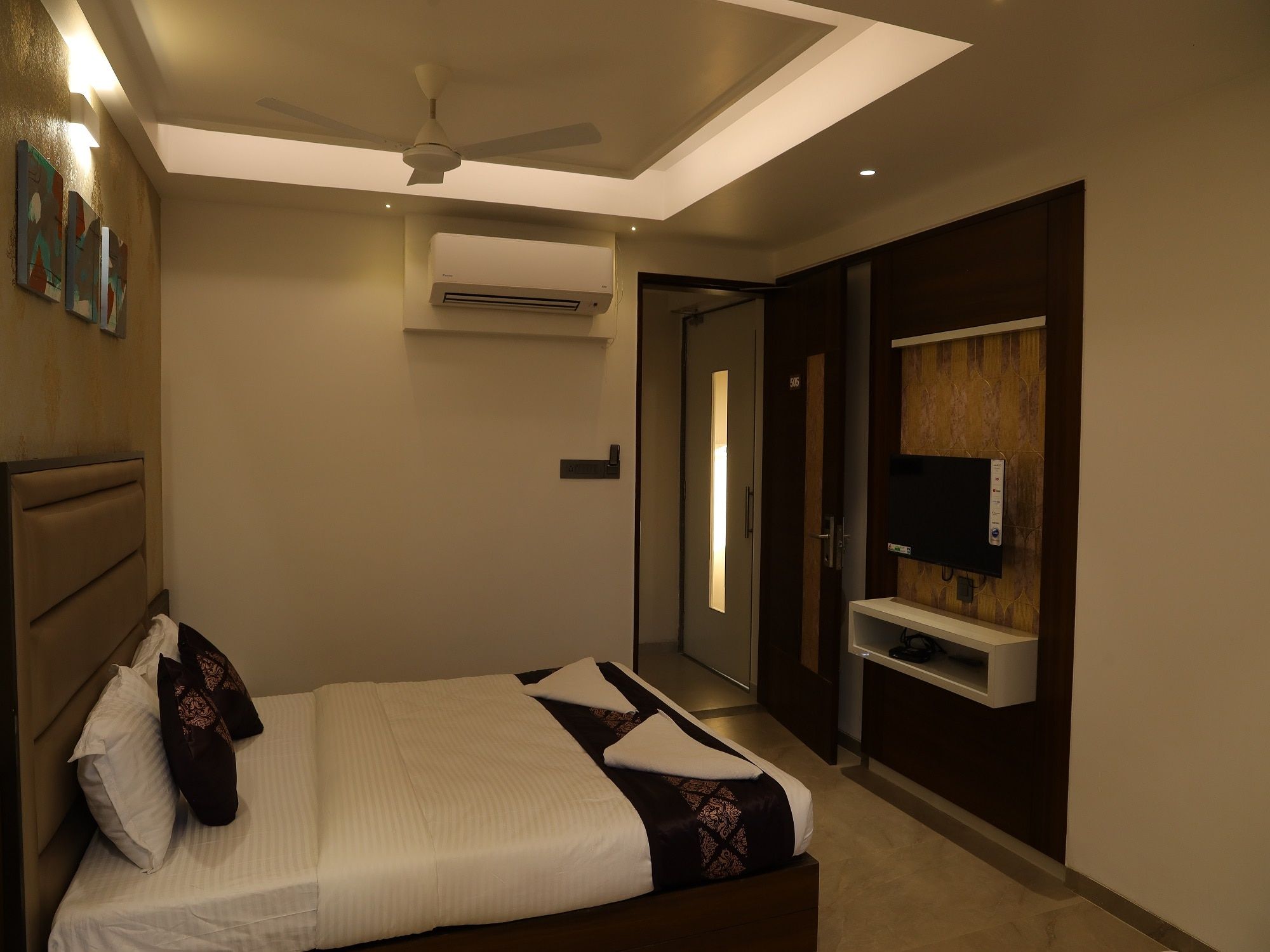 Blisss Hotel, Kolhapur Deluxe AC Room 4