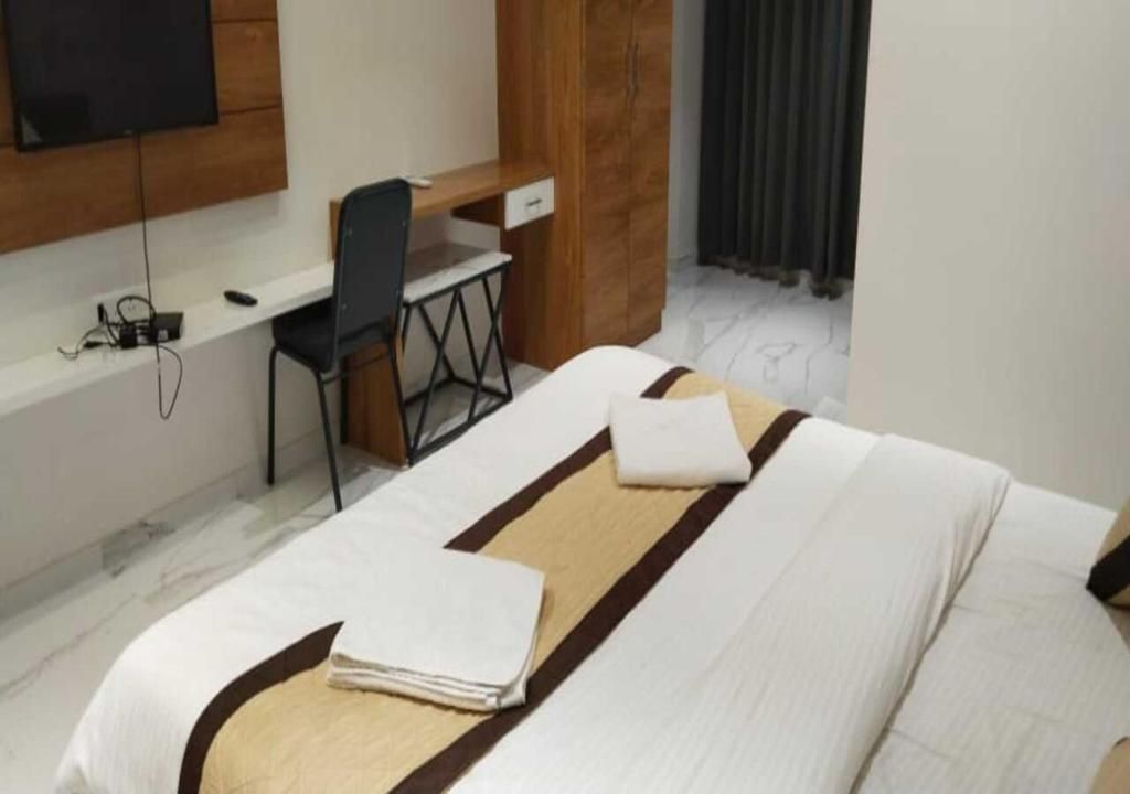 L P Regency Deluxe Room 4