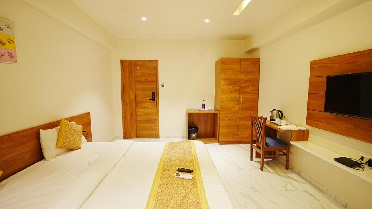 L P Regency Deluxe Room 12