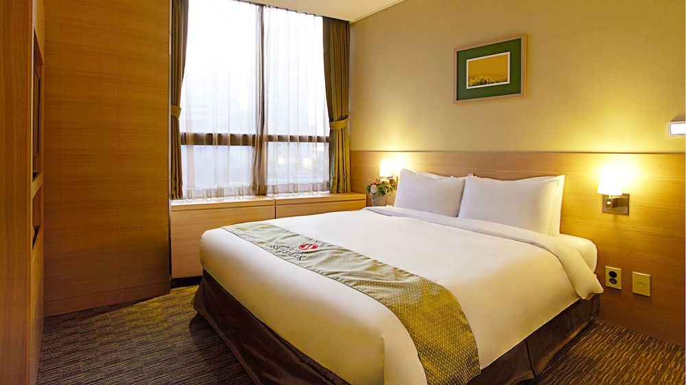 Hotel Skypark Central Myeongdong Standard Double Room 4