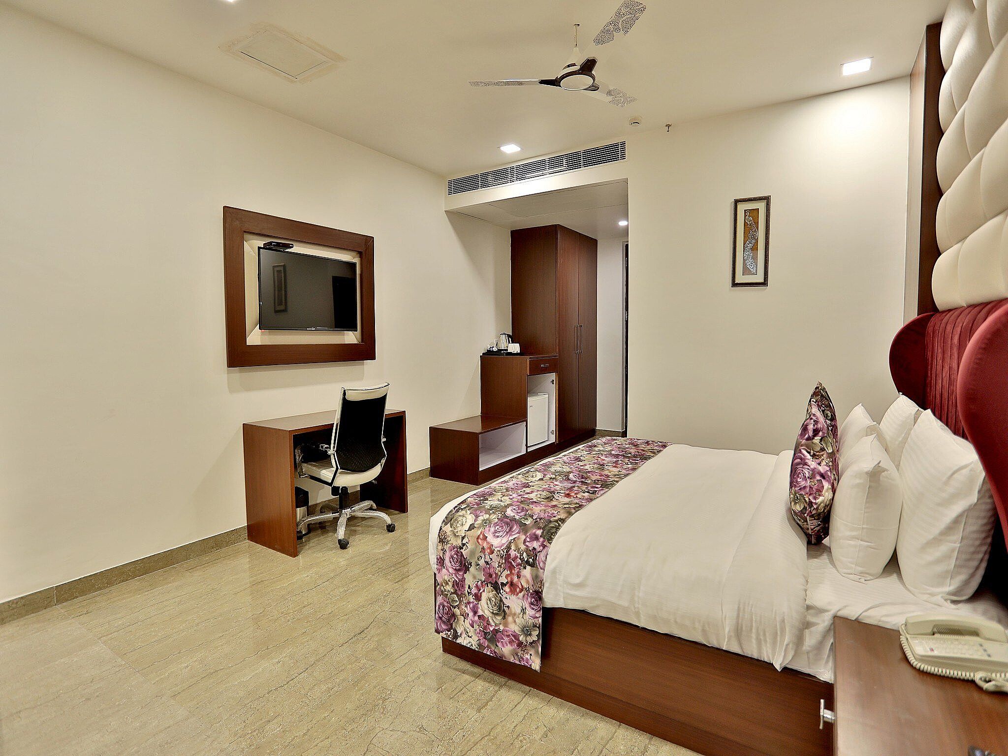 Royal Imperio - Surajkund Standard Room 6