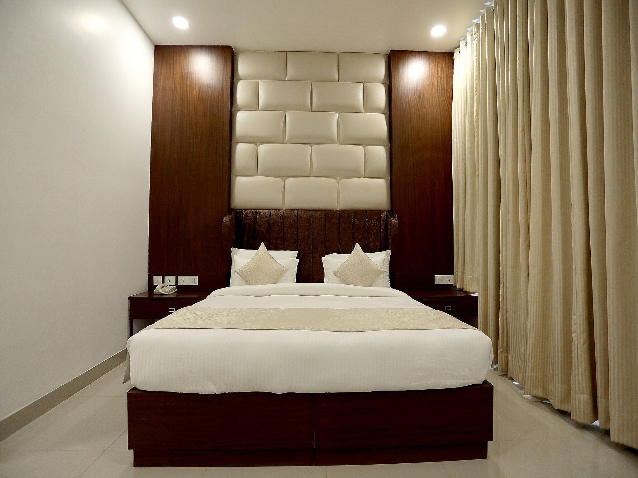 Royal Imperio - Surajkund Standard Room 4