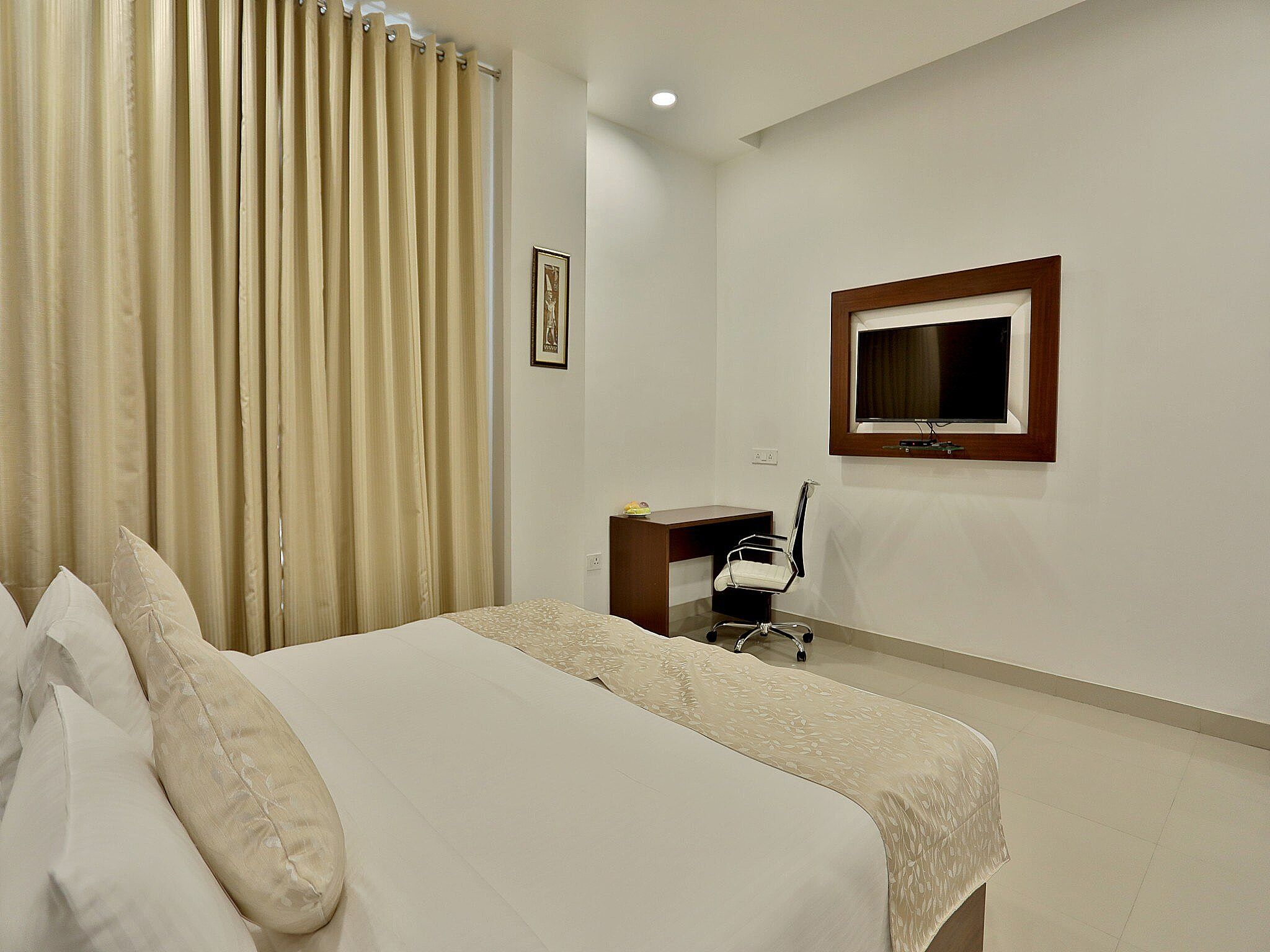 Royal Imperio - Surajkund Standard Room 8