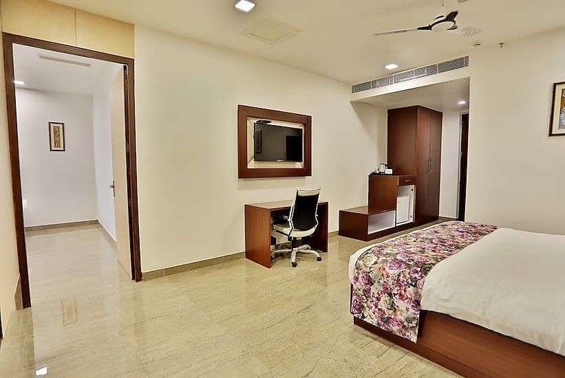 Royal Imperio - Surajkund Standard Room 7