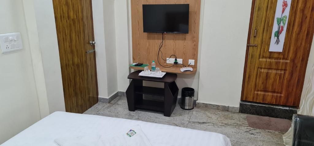 Vijay Shree Inn Deluxe Room NON AC 13
