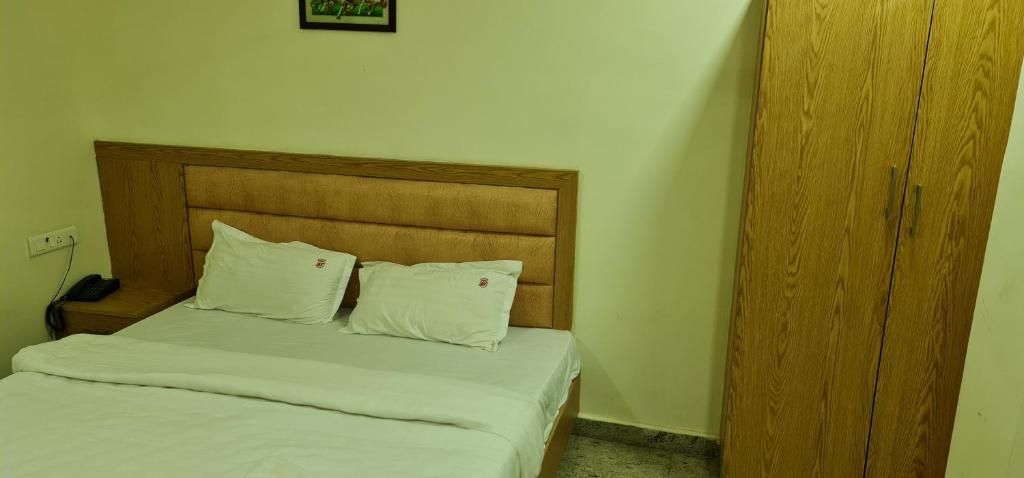 Vijay Shree Inn Deluxe Room NON AC 8