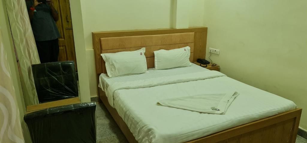 Vijay Shree Inn Deluxe Room NON AC 3