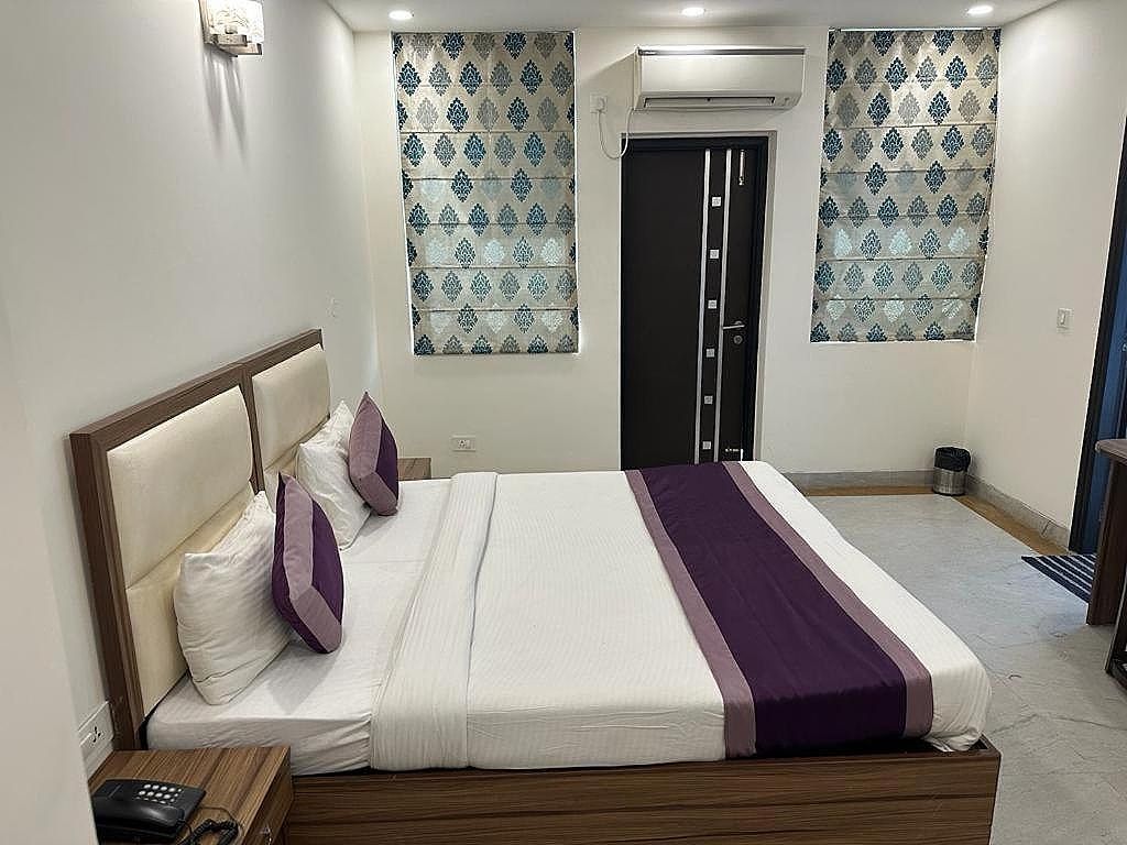 Hotel Leaf 9 Deluxe Room 2