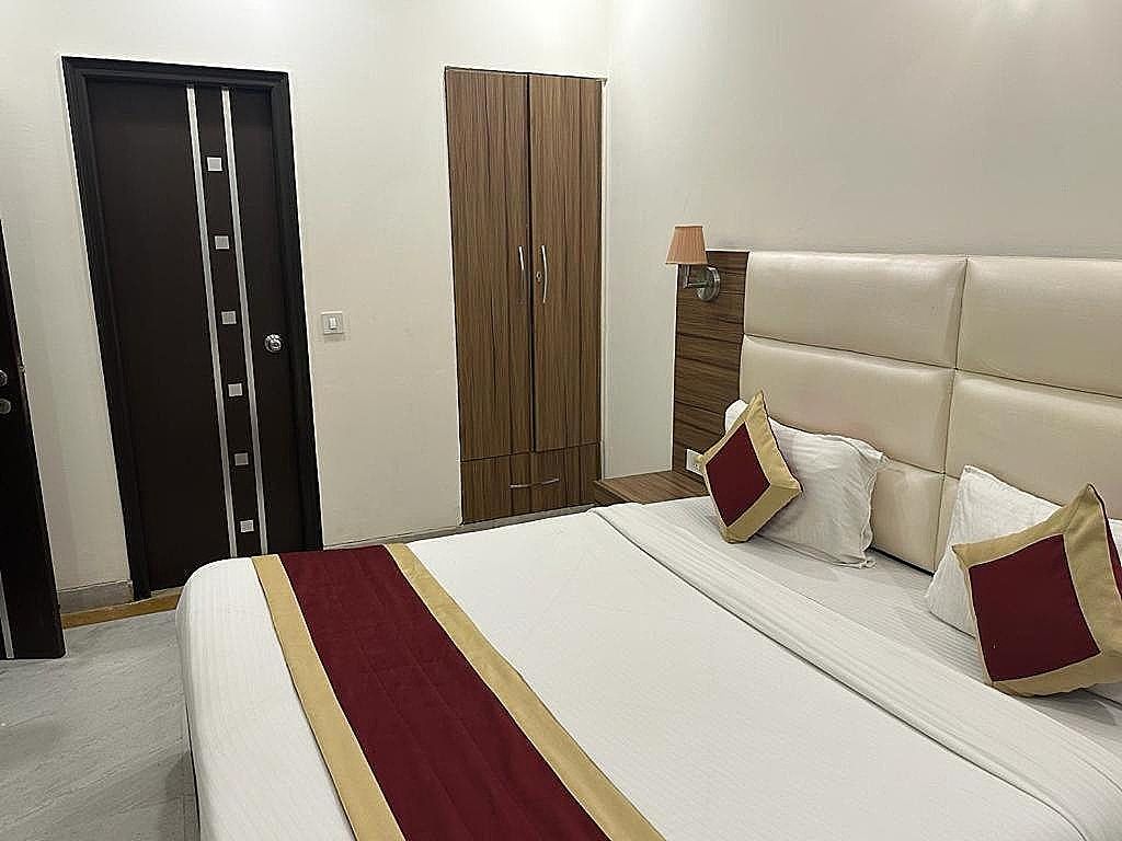 Hotel Leaf 9 Deluxe Room 3