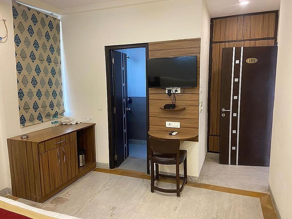 Hotel Leaf 9 Deluxe Room 6