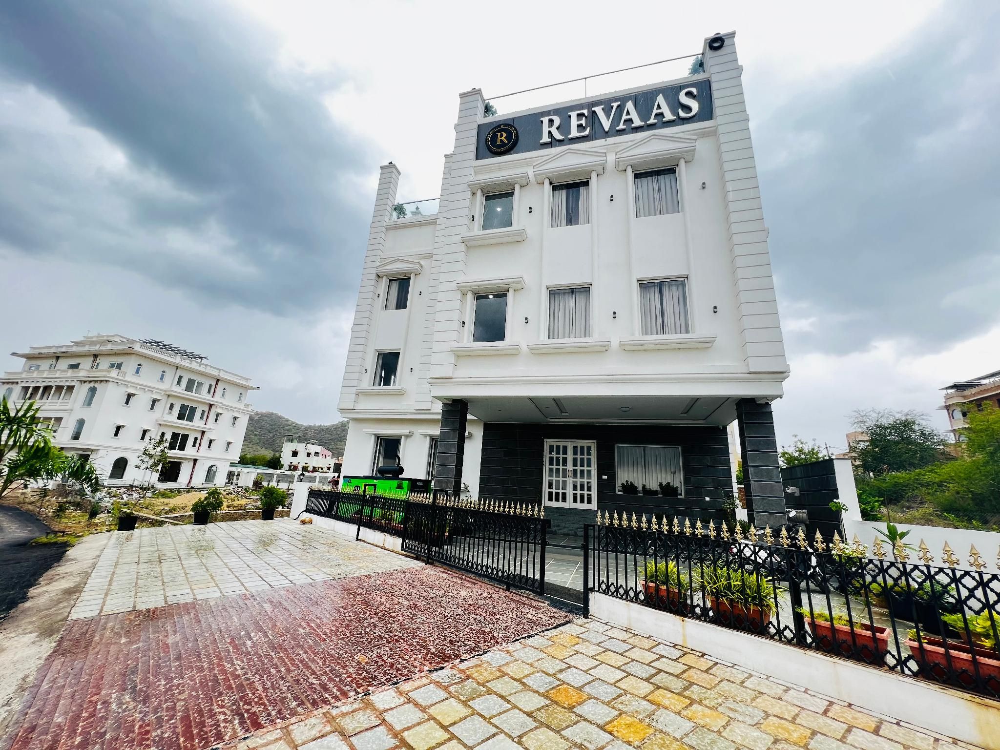 Revaas Lake View Boutique Hotel