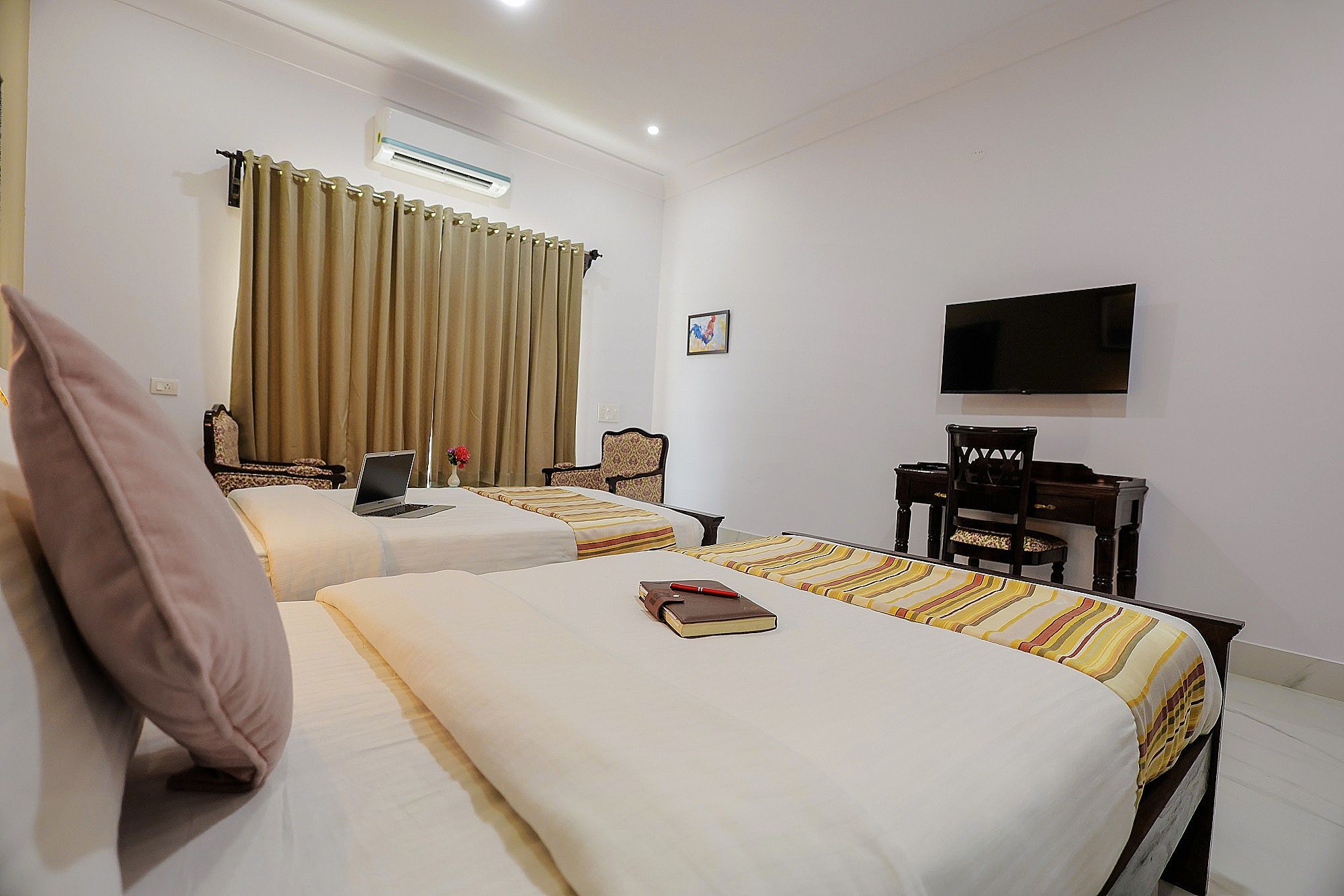 Revaas Lake View Boutique Hotel Deluxe Twin - Free Pickup From Railway Station 2