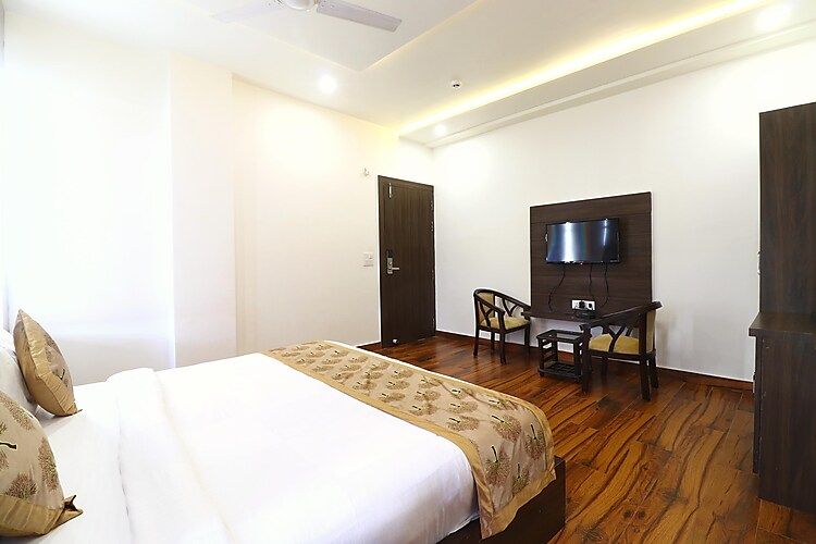 Hotel Taj Venture Deluxe Room 4