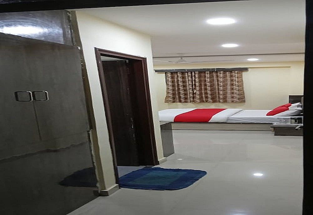 FabHotel The Grand I Deluxe Room 2