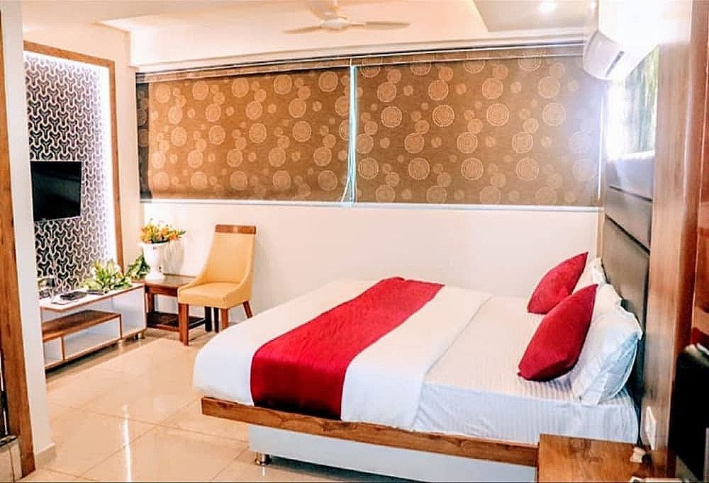 FabHotel The Grand I Deluxe Room 4