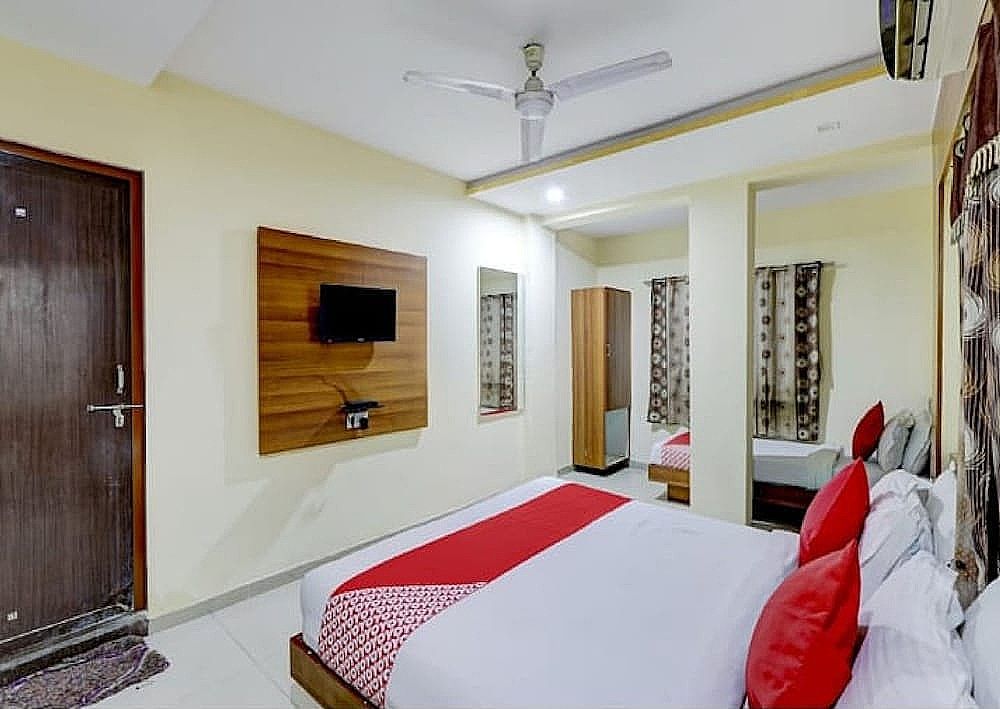 Hotel Krishna Palace Vastrapur Deluxe Triple Room 2