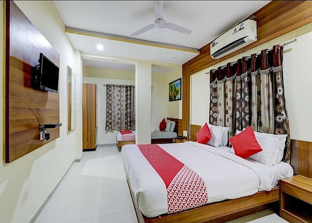 Hotel Krishna Palace Vastrapur Deluxe Triple Room 4