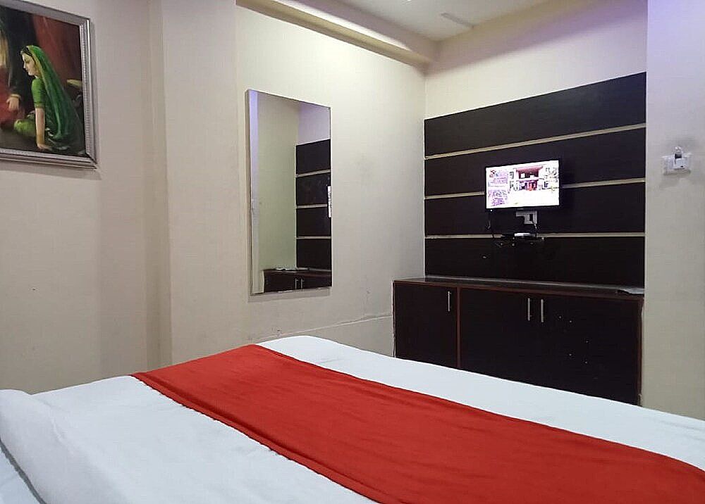 Hotel Krishna Palace Vastrapur Deluxe Room 9