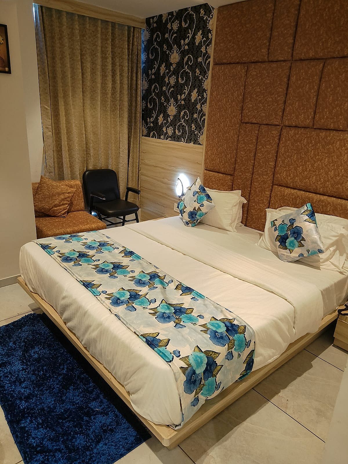 Hotel Lotus Villa Deluxe Double Bed AC Room 6