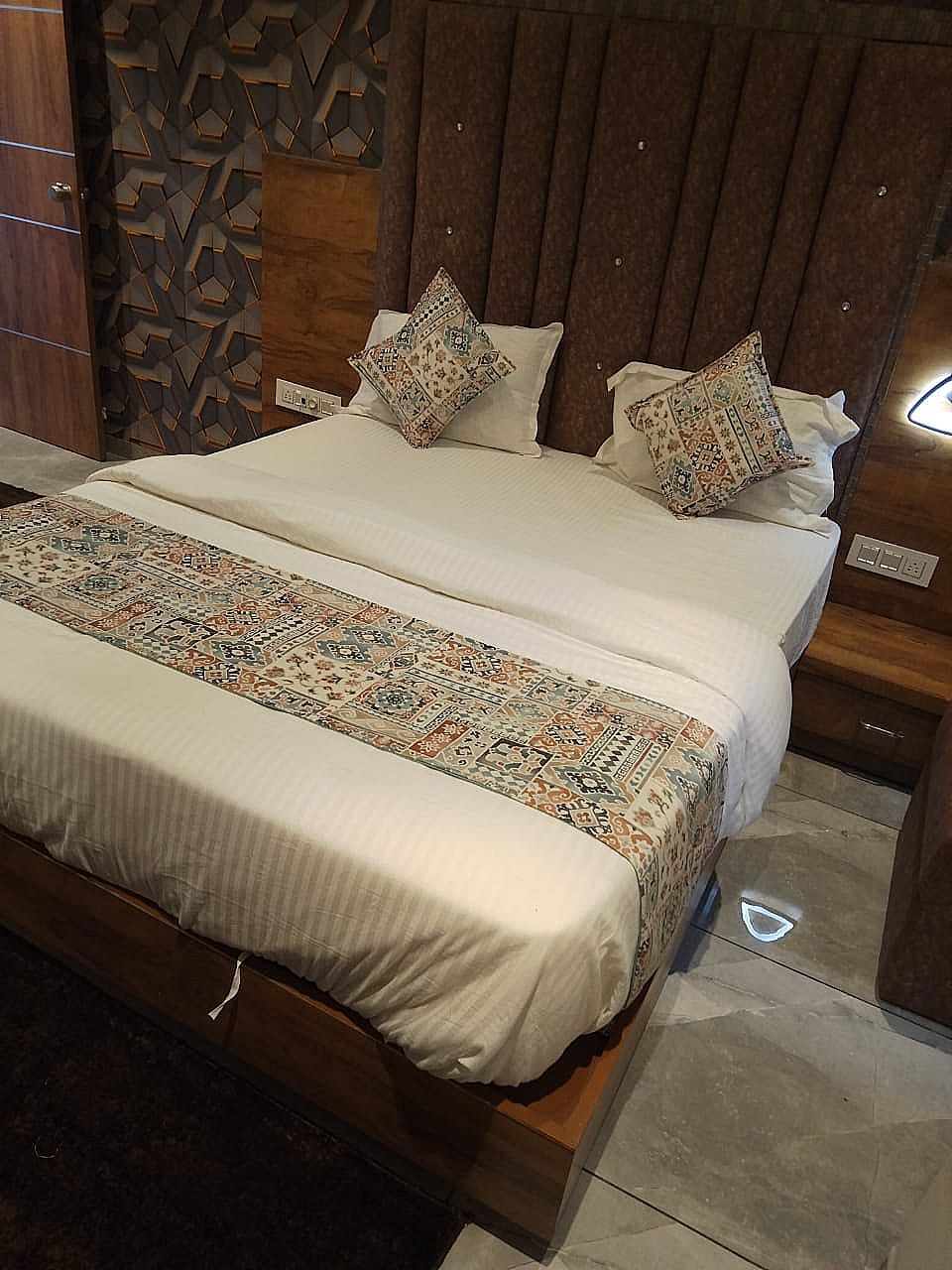 Hotel Lotus Villa Deluxe Double Bed AC Room 2