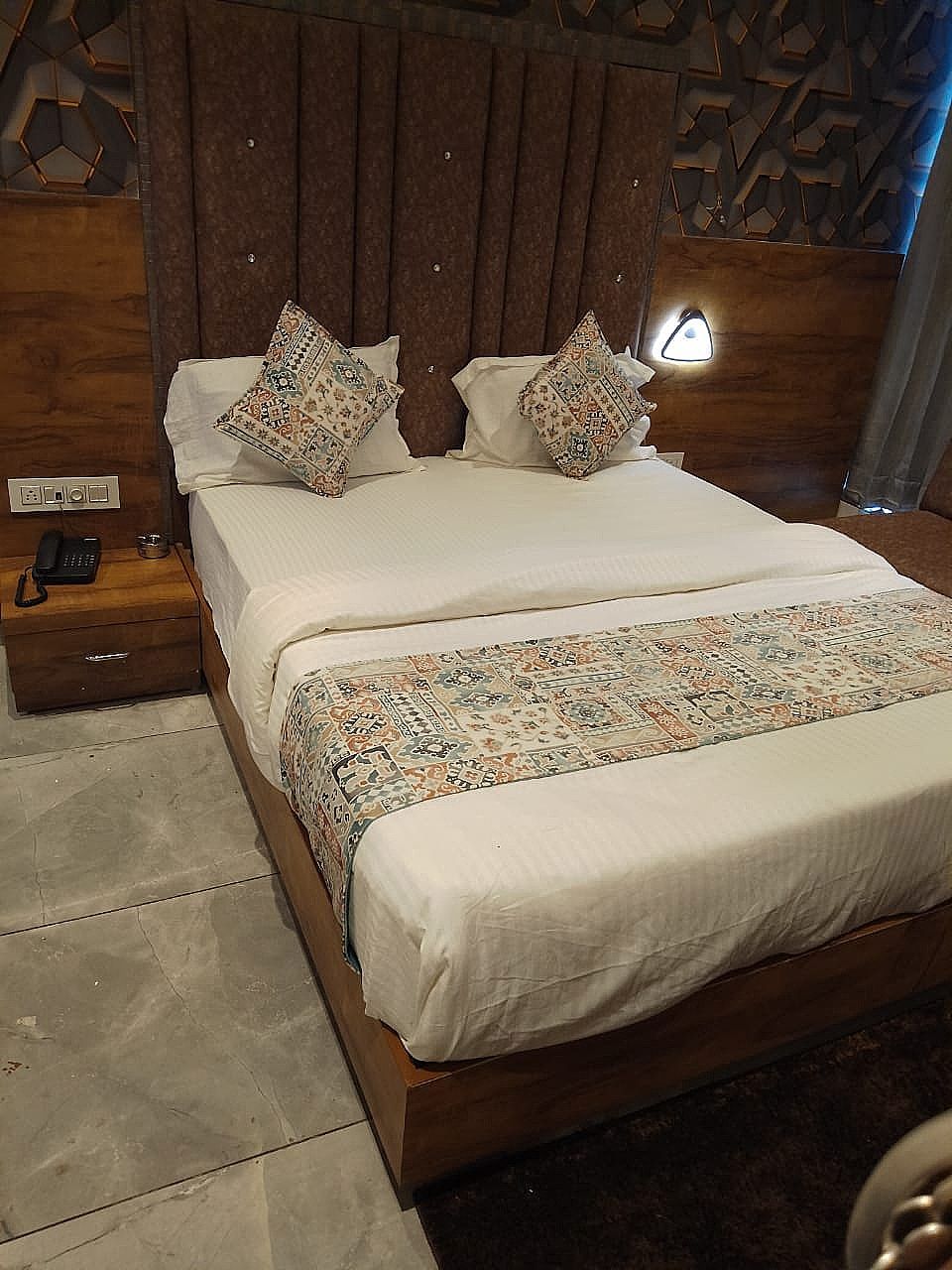 Hotel Lotus Villa Deluxe Double Bed AC Room 7