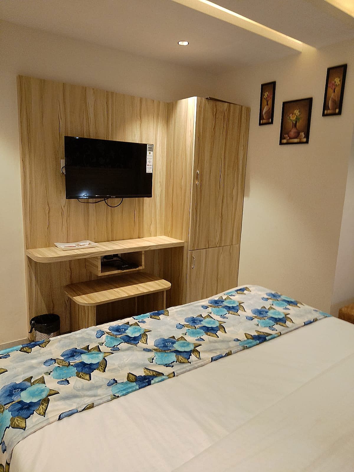 Hotel Lotus Villa Deluxe Double Bed AC Room 8
