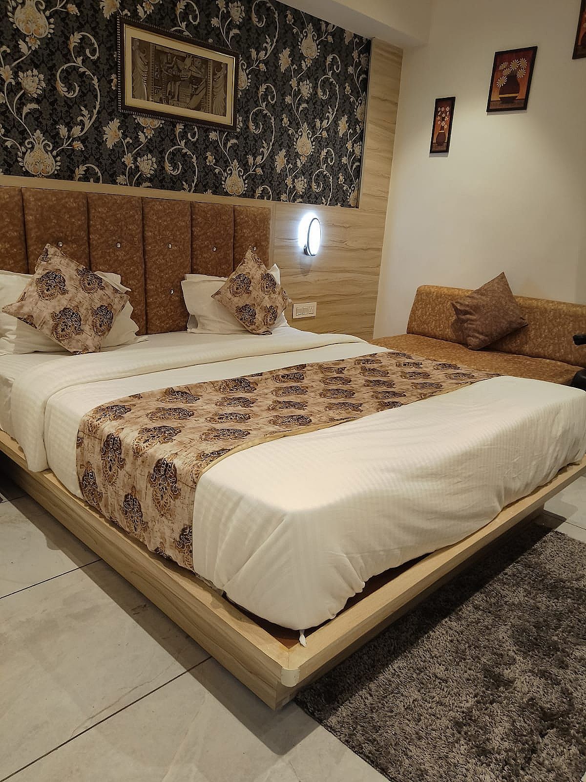 Hotel Lotus Villa Deluxe Double Bed AC Room 9