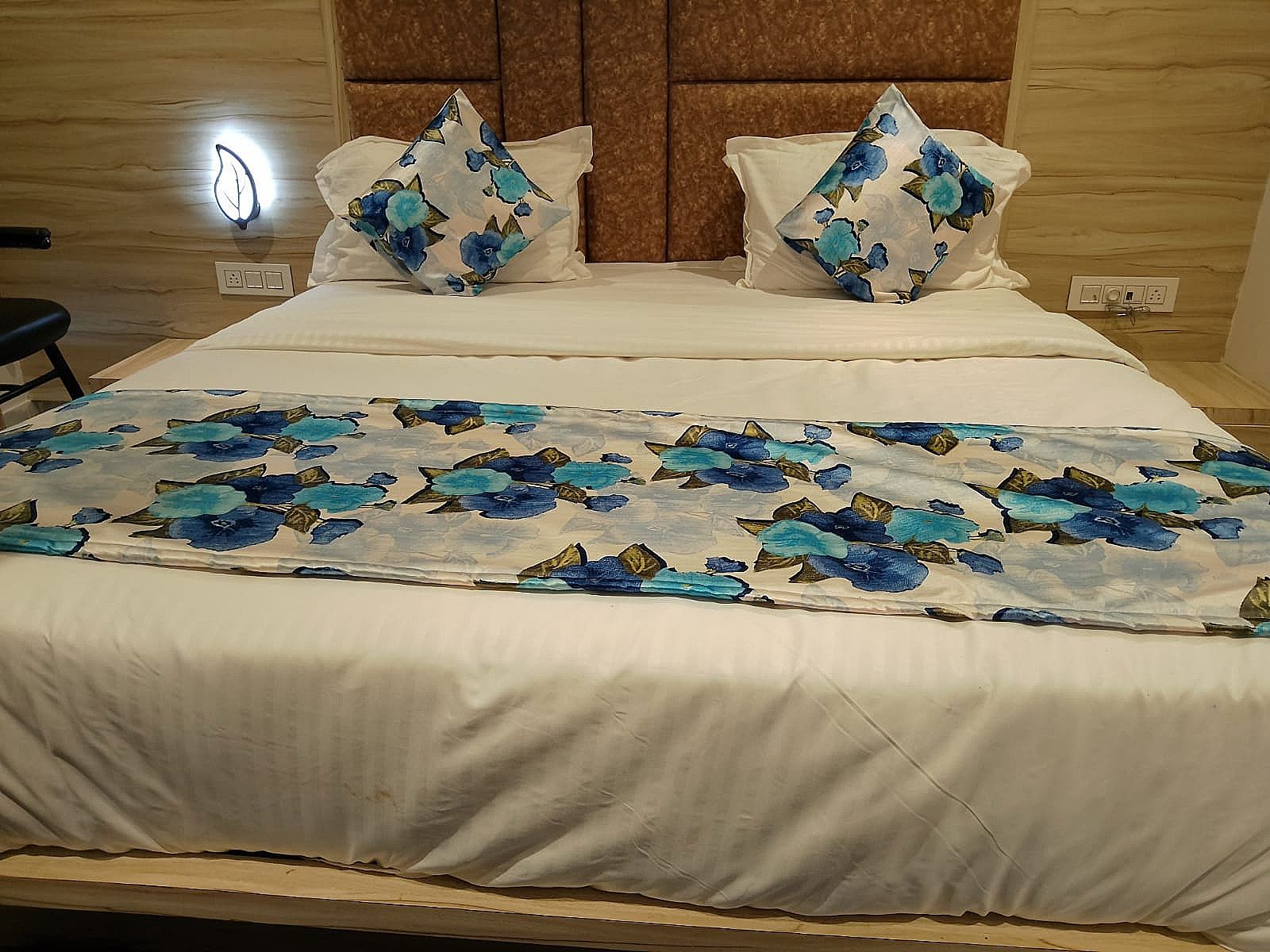 Hotel Lotus Villa Deluxe Double Bed AC Room 4