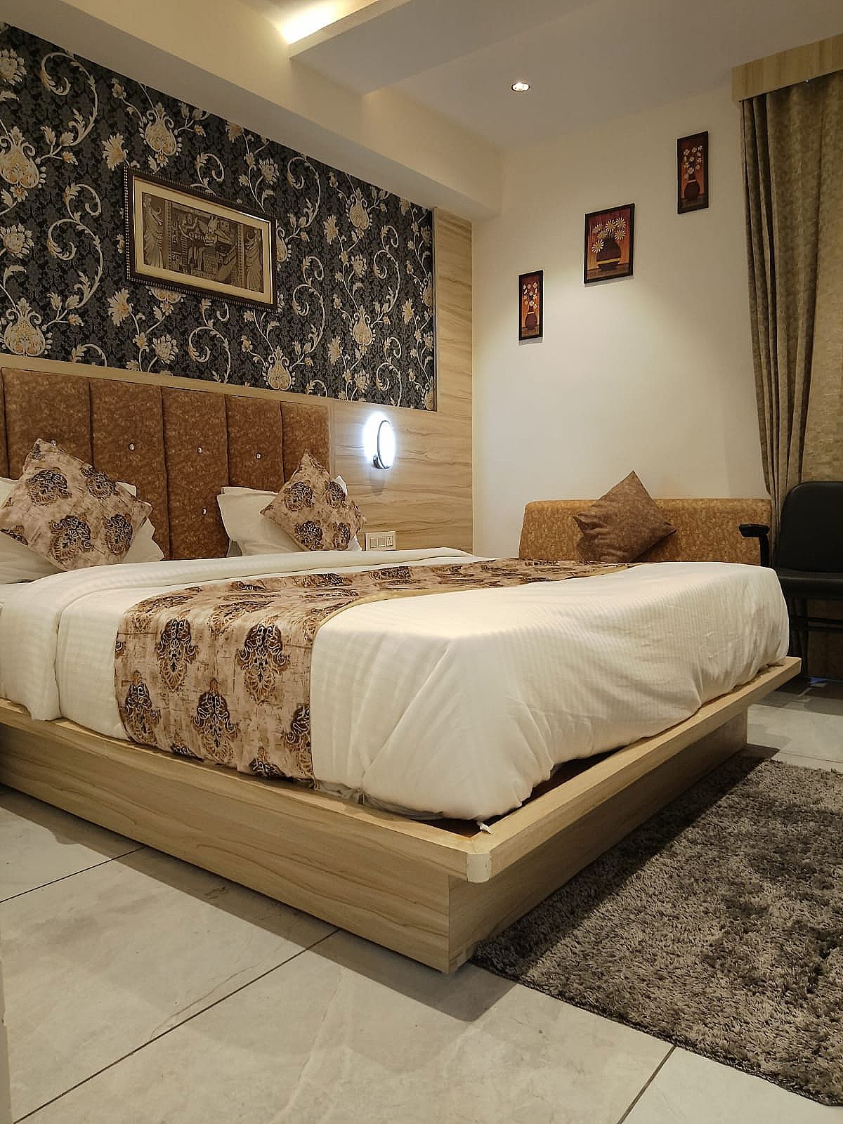 Deluxe Double Bed AC Room