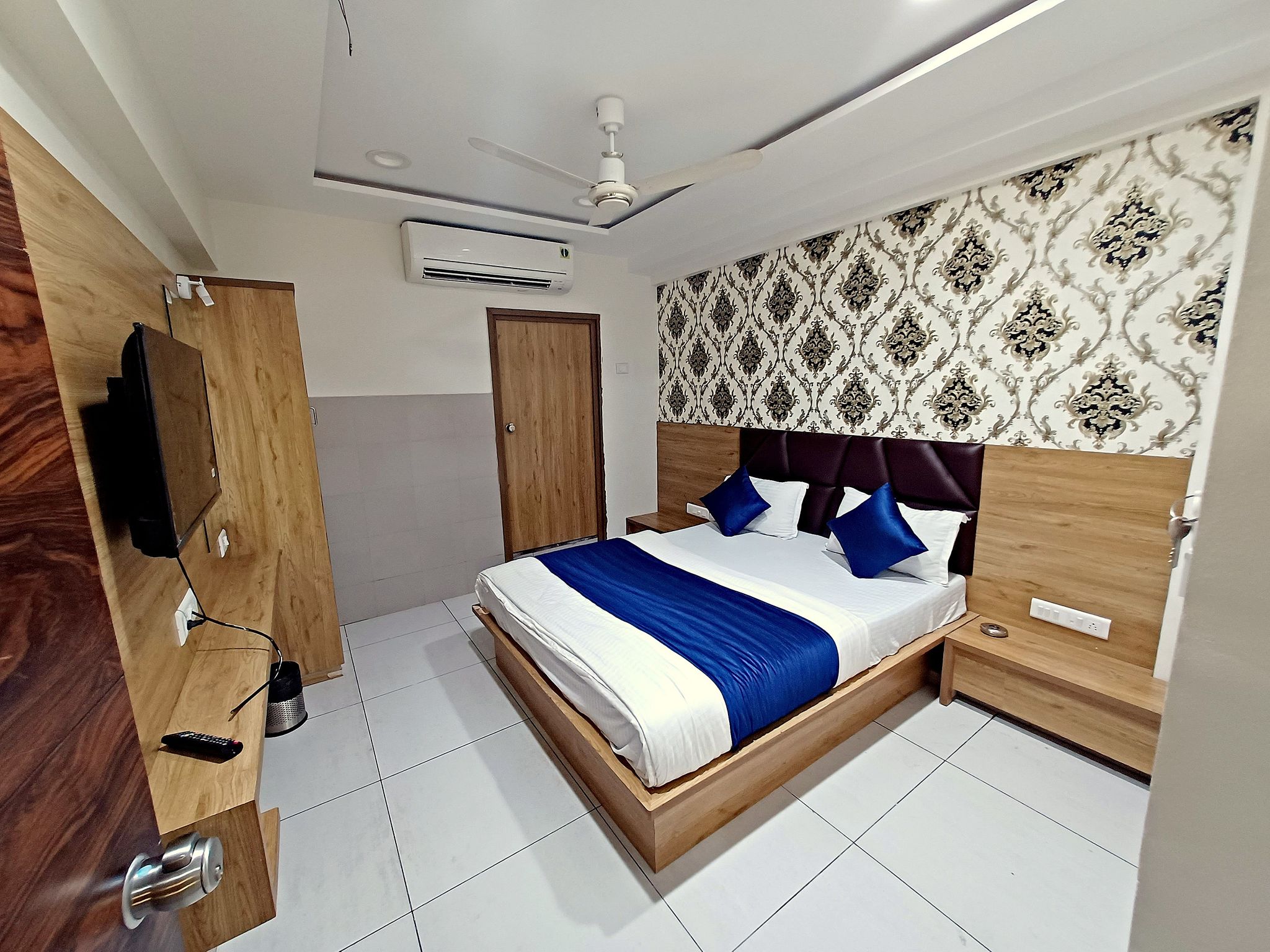 Deluxe Double Bed AC Room