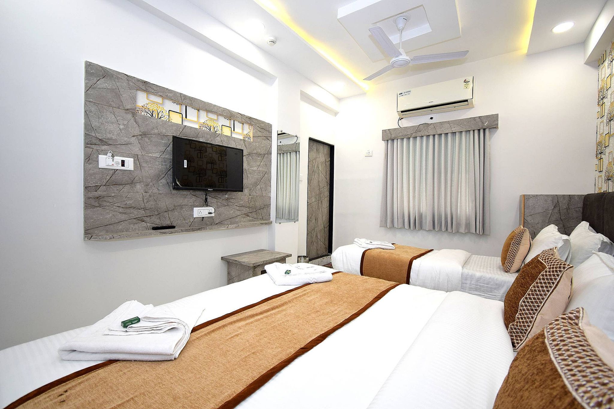 Deluxe Three Bed AC Room